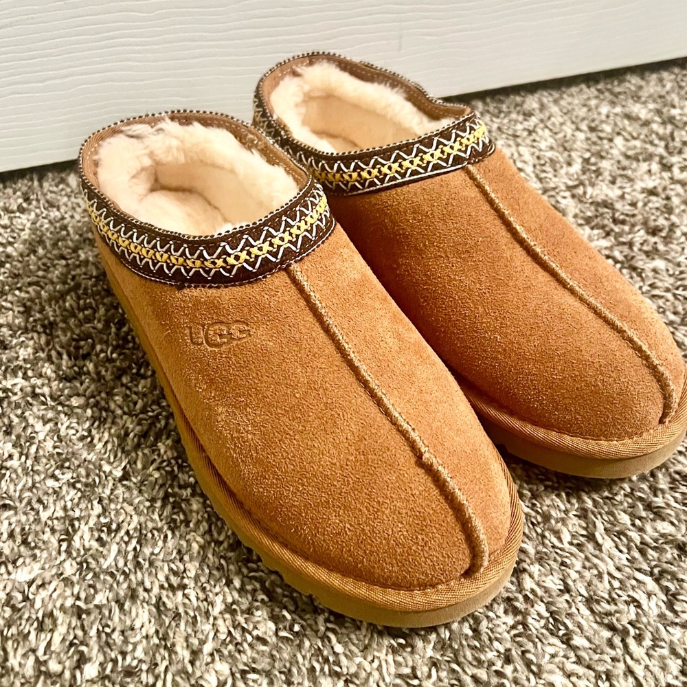 UGG SLIPPERS. Women’s size 11.